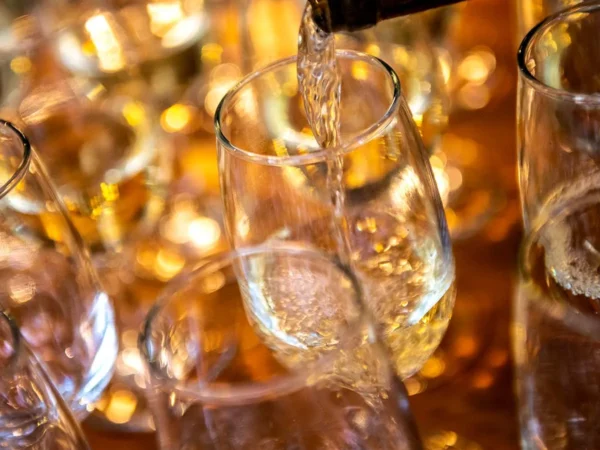 Golf_9andWine_PouringWine_1200px