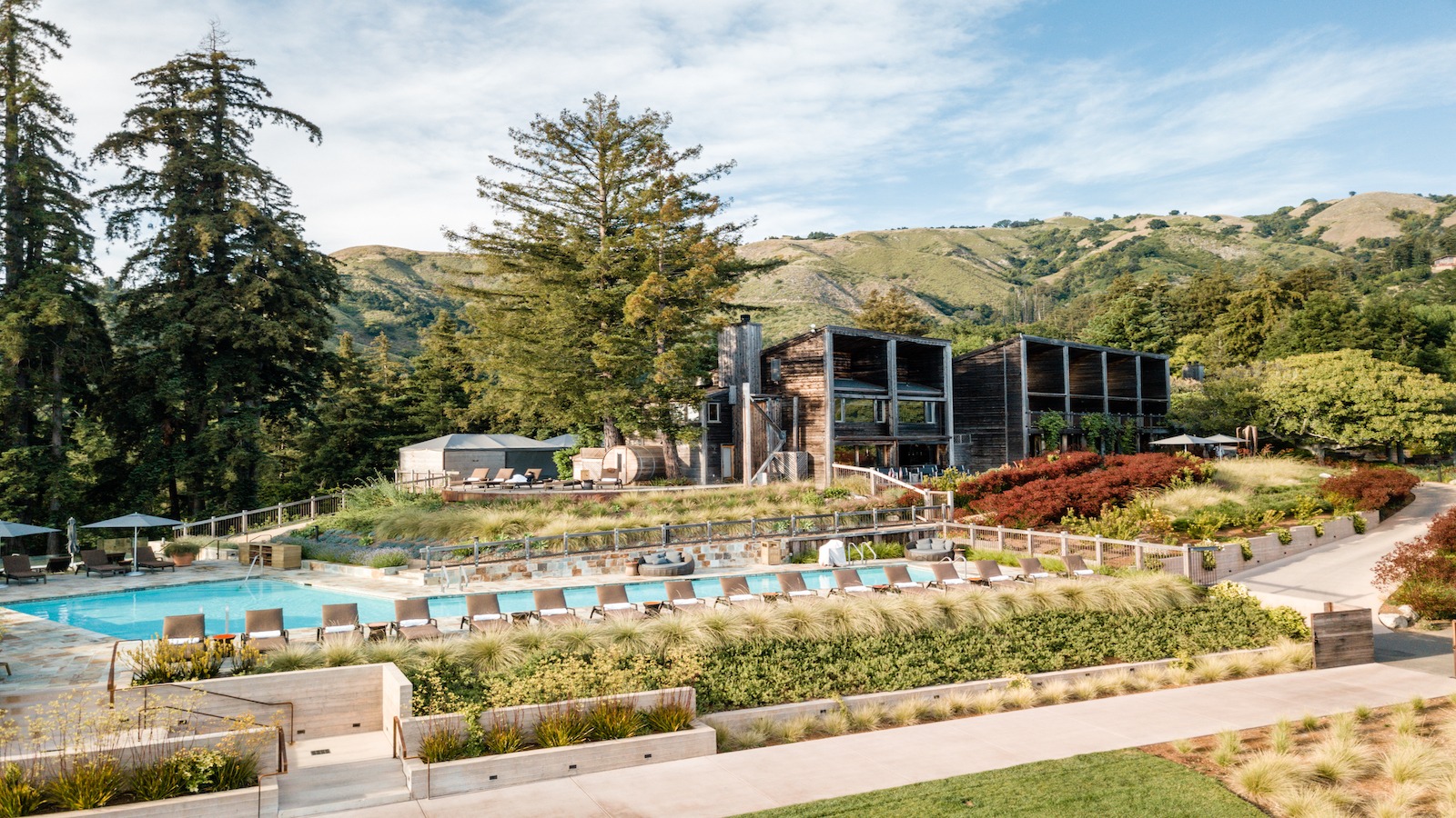 Swimming pool and garden at the spa and wellness hotel Ventana in Big Sur, California