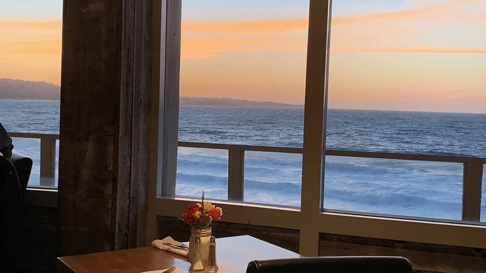 Tides-Waterfront-Kitchen-Monterey-View-Dining-credit-Anne-L-800x450-1.png