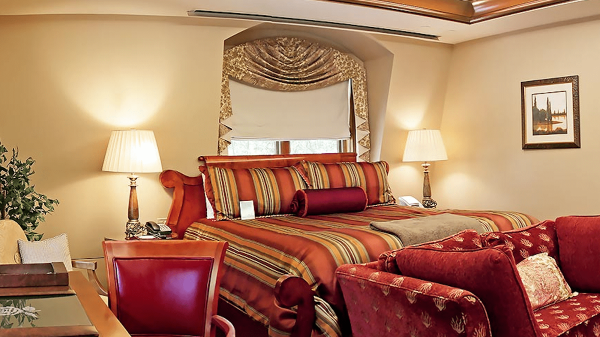 rose-hotel_stay_romance_room_800x450.png