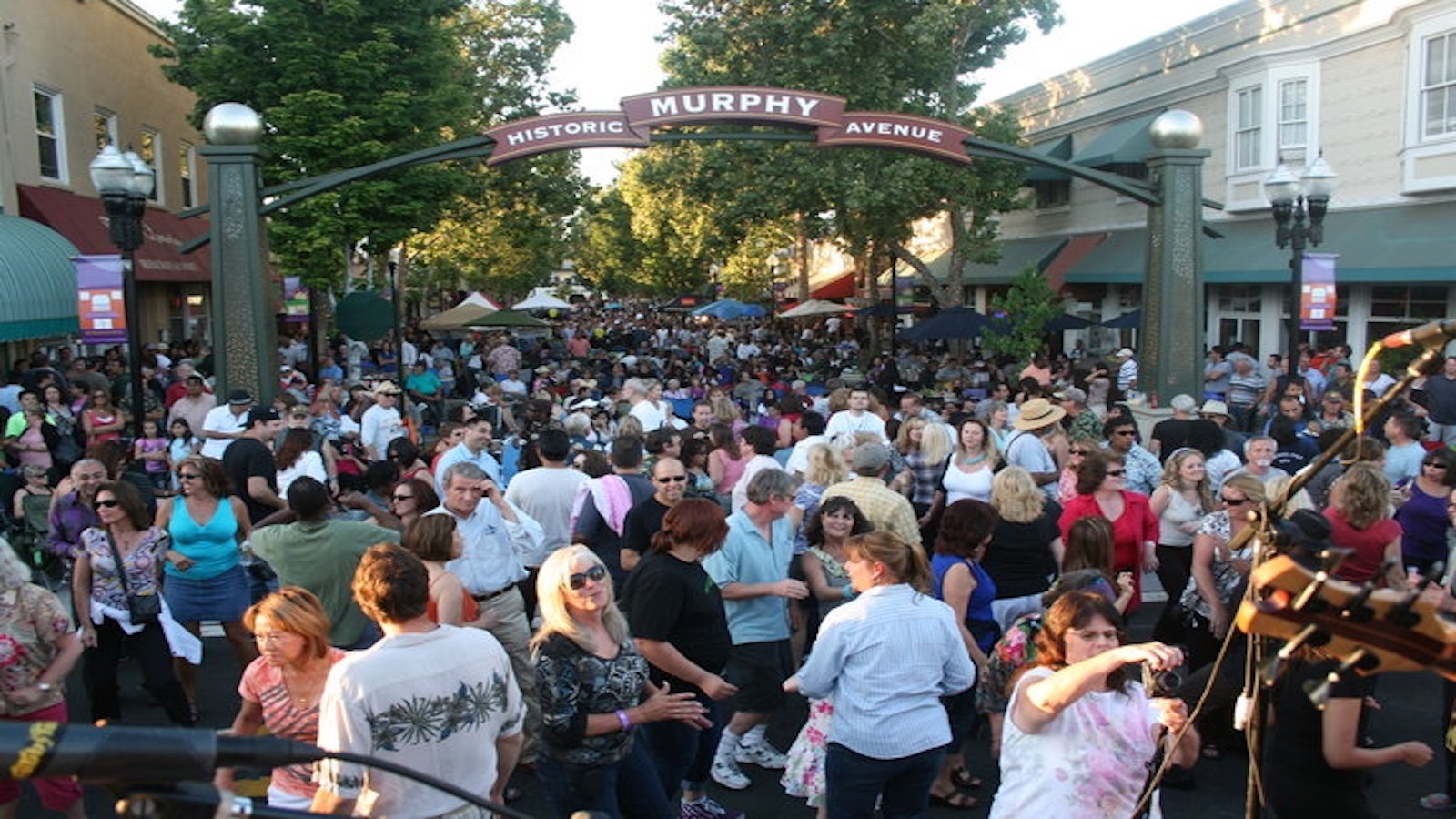People crowd at Sunnyvale Art and Wine Festival in the Bay Area