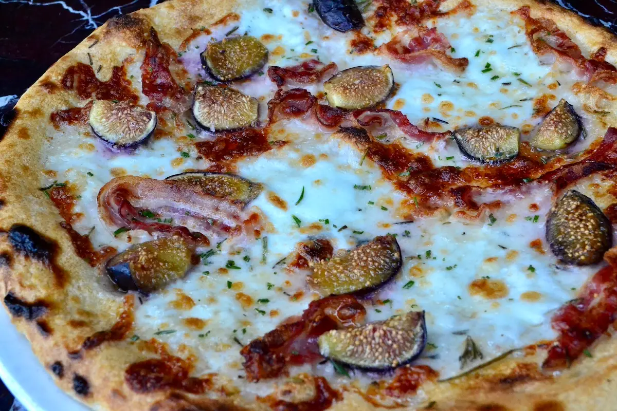 Poggio-pizza-fig-and-ham.jpeg
