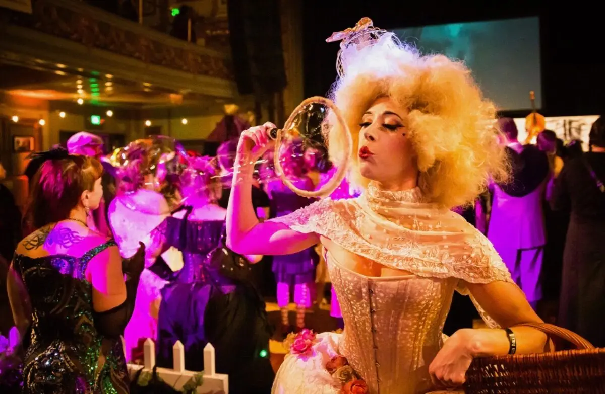 Performer, Vesper Synd blows bubbles at The Edwardian Ball San Francisco, Marco Sanchez