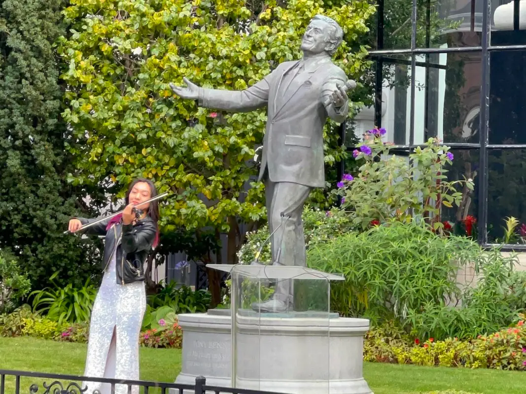 Tony Bennett statue and violinist in front of Fairmont hotel in San Francisco